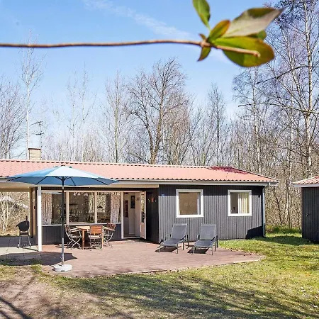 4 Person In Aakirkeby-by Traum *
