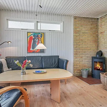 4 Person In Aakirkeby-by Traum