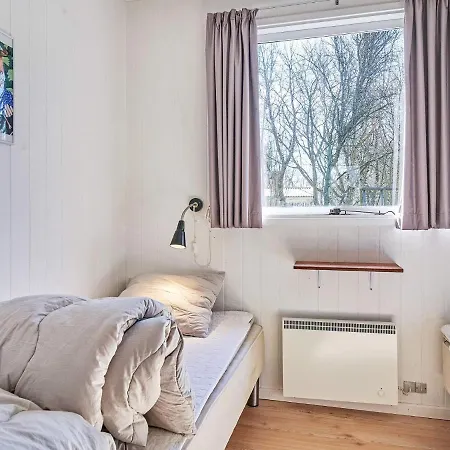4 Person In Aakirkeby-by Traum