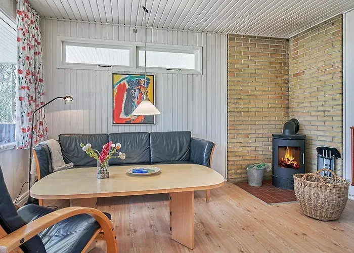 4 Person In Aakirkeby-by Traum