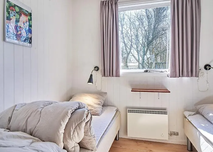 4 Person In Aakirkeby-by Traum